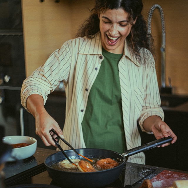 Огляд Сковорода FISKARS Hard Face 24 см Black (1075458)