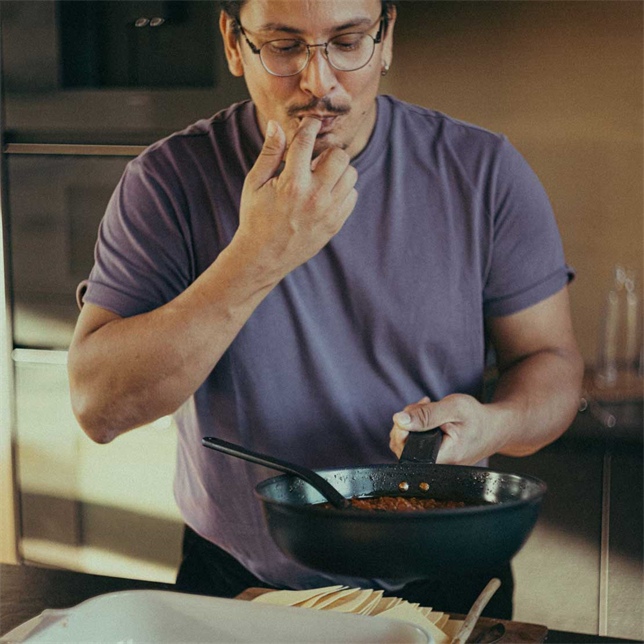 Фото Сотейник с крышкой FISKARS Hard Face 24 см Black (1075528)