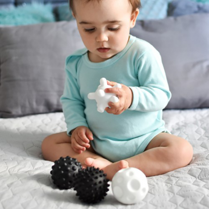 Набор сенсорных шариков AKUKU 4 шт Black/White (A0469) Развивающие игрушки, центры, кресла пищалка