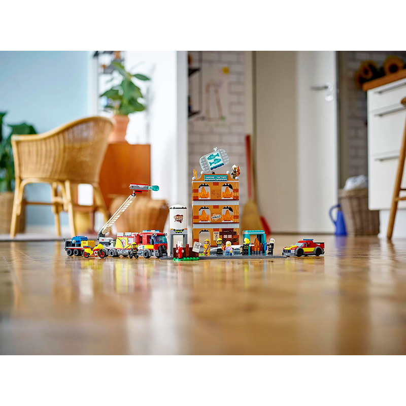 Фото 22 Конструктор LEGO City Пожарная бригада 766 эл (60321)