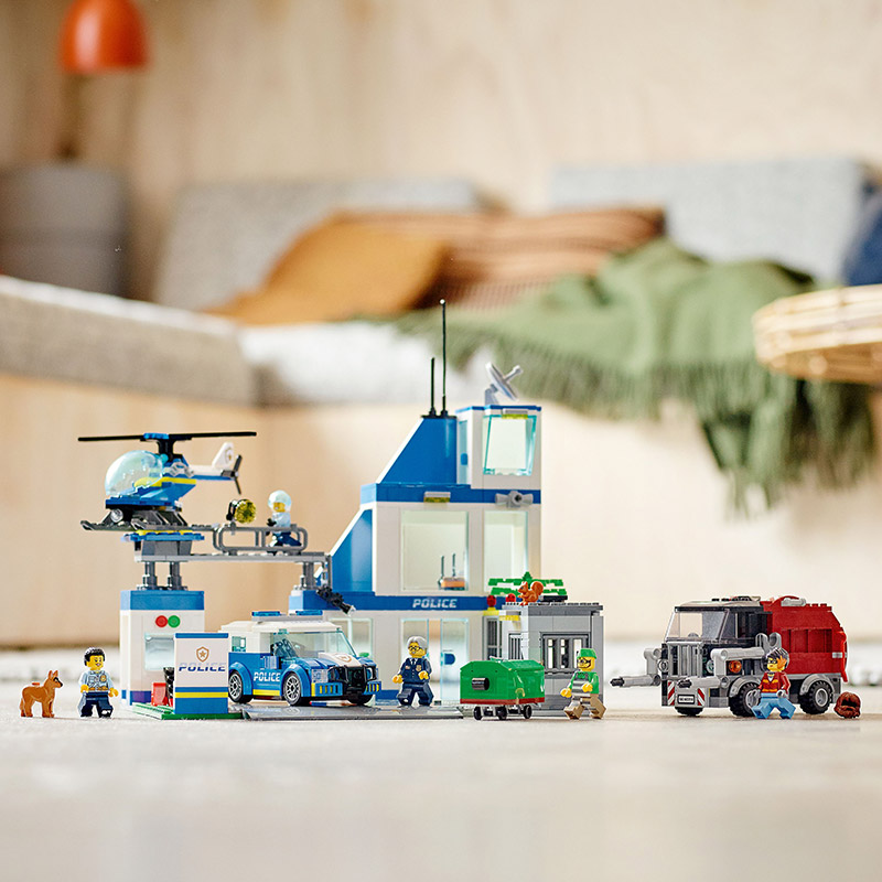 Конструктор LEGO City Полицейский участок 668 деталей (60316) Крепление блок