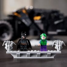 Конструктор LEGO DC Batman Бэтмобиль 2049 деталей (76240)