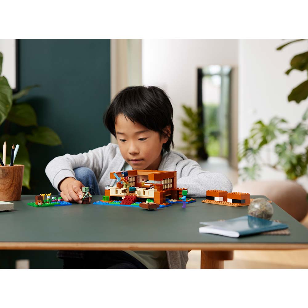 Изображение Конструктор LEGO Minecraft Дом в форме лягушки (21256)