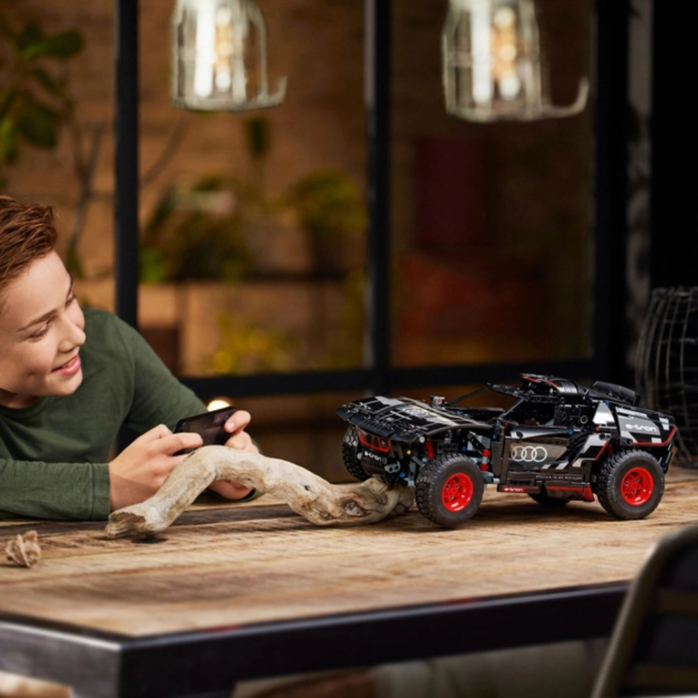 Зовнішній вигляд Конструктор LEGO Technic Audi RS Q e-tron (42160)