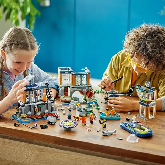 Покупка Конструктор LEGO City Поліцейський острів-в'язниця 980 деталей (60419)