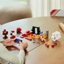 Конструктор LEGO Minecraft Засада у портала в Нижний мир 352 деталей (21255)