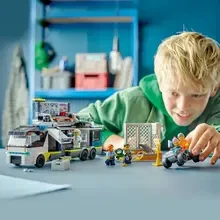 Конструктор LEGO City Пересувна поліцейська криміналістична лабораторія 674 деталей (60418)