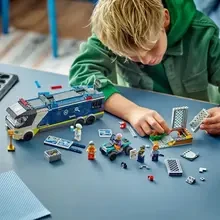 Конструктор LEGO City Пересувна поліцейська криміналістична лабораторія 674 деталей (60418)