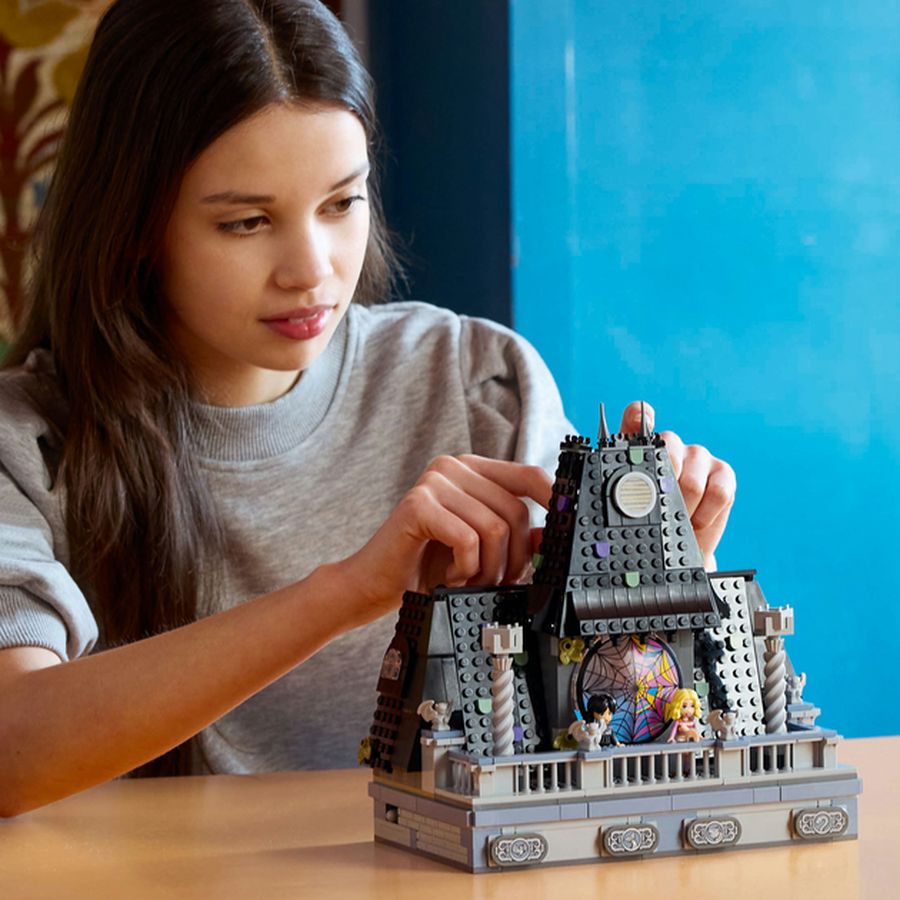 Конструктор LEGO Wednesday Кімната Венздей та Енід 705 деталей (76781) Тематика герої фільмів і мультфільмів