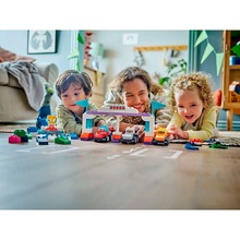 Конструктор LEGO DUPLO Автомобили для гонок и пилоты команд Формулы-1 70 деталей (10445)