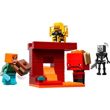 Конструктор LEGO Minecraft Битва с лавой в Незере 99 деталей (21266)