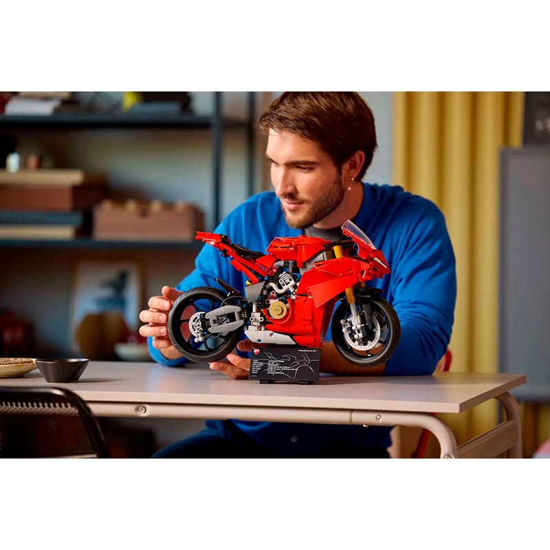 Внешний вид Конструктор LEGO Technic Мотоцикл Ducati Panigale V4 S 1603 детали (42202)