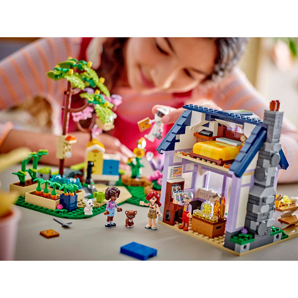 Фото Конструктор LEGO Friends Будиночок та квітник бджолярів (42669)