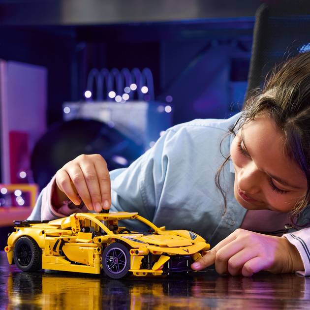 Замовити Конструктор LEGO Technic Chevrolet Corvette Stingray 732 деталі (42205)