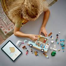 Конструктор LEGO Friends Пригоди на фургоні дружби 778 деталей (42663)