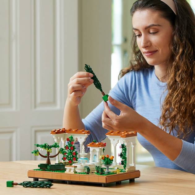 Конструктор LEGO Icons Сад фонтанов 1302 детали (10359) Серия Lego Icons