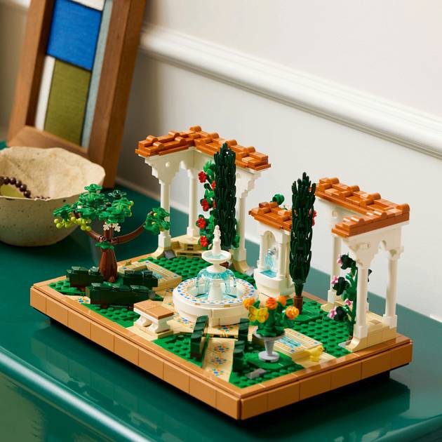 Внешний вид Конструктор LEGO Icons Сад фонтанов 1302 детали (10359)
