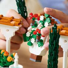 Конструктор LEGO Icons Сад фонтанов 1302 детали (10359)