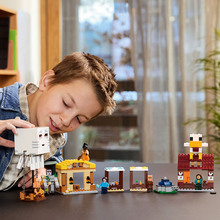 Конструктор LEGO Minecraft Напад на село з повітряною кулею Гаст 555 деталей (21273)