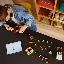 Конструктор LEGO Minecraft Напад на село з повітряною кулею Гаст 555 деталей (21273)