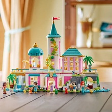Конструктор LEGO Disney Princess Замок принцеси та королівські улюбленці 787 деталей (43267)