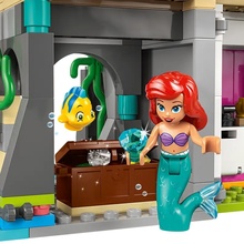 Конструктор LEGO Disney Princess Замок принцеси та королівські улюбленці 787 деталей (43267)
