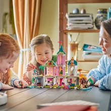 Конструктор LEGO Disney Princess Замок принцеси та королівські улюбленці 787 деталей (43267)