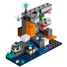 Конструктор LEGO Minecraft Зустріч з Боронителем 238 деталей (21274)