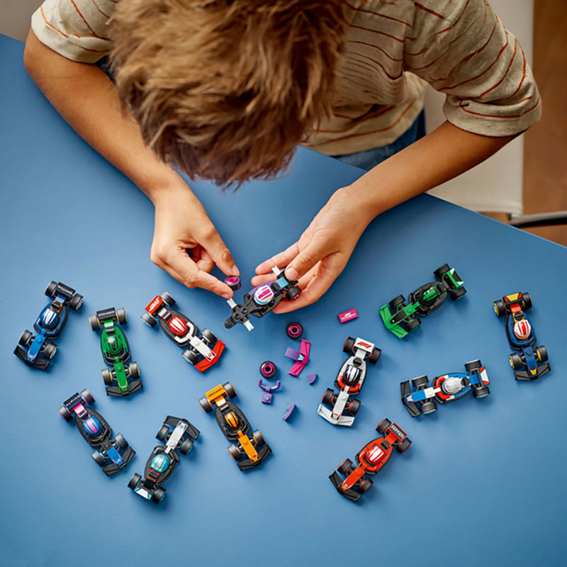 Конструктор LEGO Minifigures Колекційні автомобілі для гонок F1 29 деталей (71049) Тематика транспорт