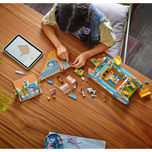 В Украине Конструктор LEGO Friends Приключения на туристической лодке 685 деталей (42664)