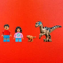 Конструктор LEGO Jurassic World Втеча по бездоріжжю від раптора 285 ел (76972)