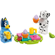 Конструктор LEGO Bluey Веселощі з Блуї та Хлоєю на ігровому майданчику (11201)