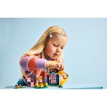Конструктор LEGO Bluey Веселощі з Блуї та Хлоєю на ігровому майданчику (11201)