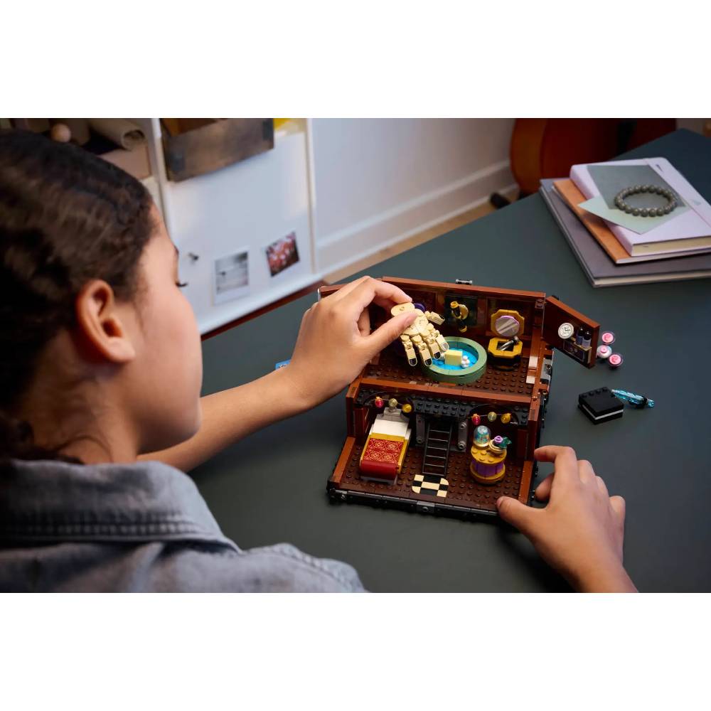 Изображение Конструктор LEGO Wednesday Квартира Ричи 828 эл (76785)