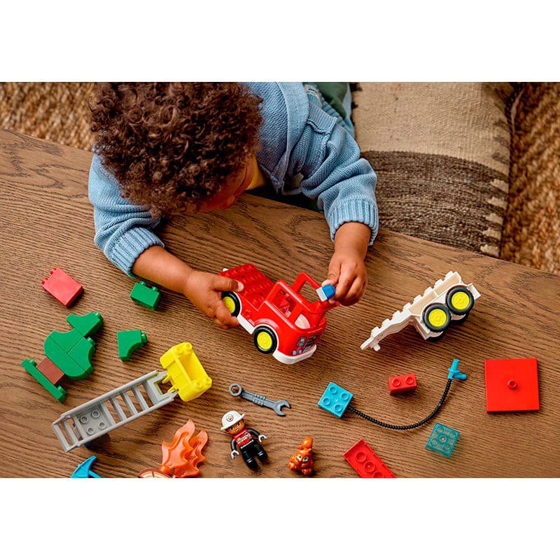 Зовнішній вигляд Конструктор LEGO Duplo Town Пожежна машина зі шлангом та пожежним 28 деталей (10473)