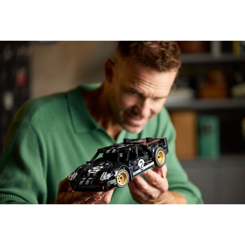 В інтернет магазині Конструктор LEGO Technic Автомобіль для гонок Ford GT40 MKII 1966 793 деталі (42223)