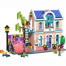 Конструктор LEGO Friends Сімейний будинок Ліан 946 ел (42687)