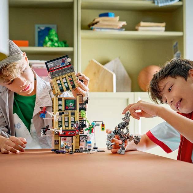 Конструктор LEGO Super Heroes Человек-паук против Мистерио: Дейли Бьюгл 781 деталь (76342) Серия Lego Super Heroes