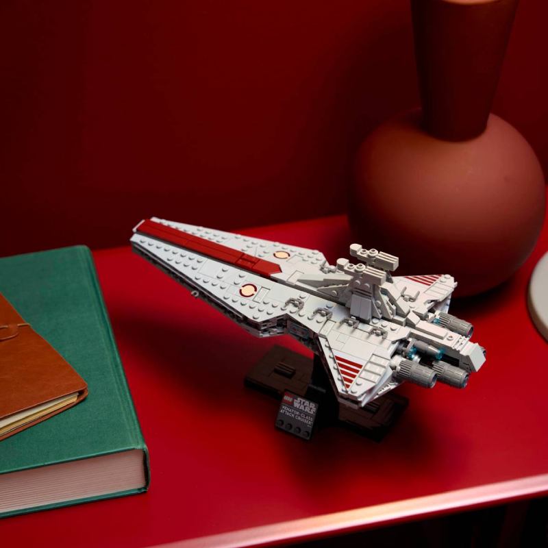 В інтернет магазині Конструктор LEGO Star Wars Зоряний крейсер класу Венатор 643 деталі (75441)