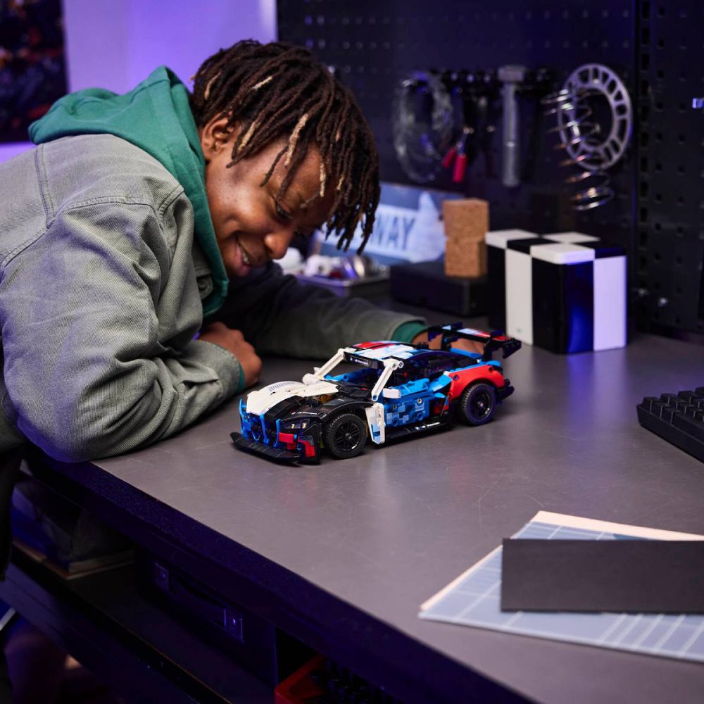 В Україні Конструктор LEGO Technic Автомобіль для гонок BMW M4 GT3 EVO 747 ел (42226)