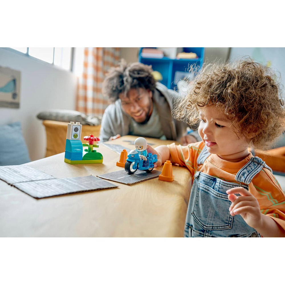 Фото Конструктор LEGO DUPLO Town Синій поліцейський мотоцикл 11 деталей (10471)