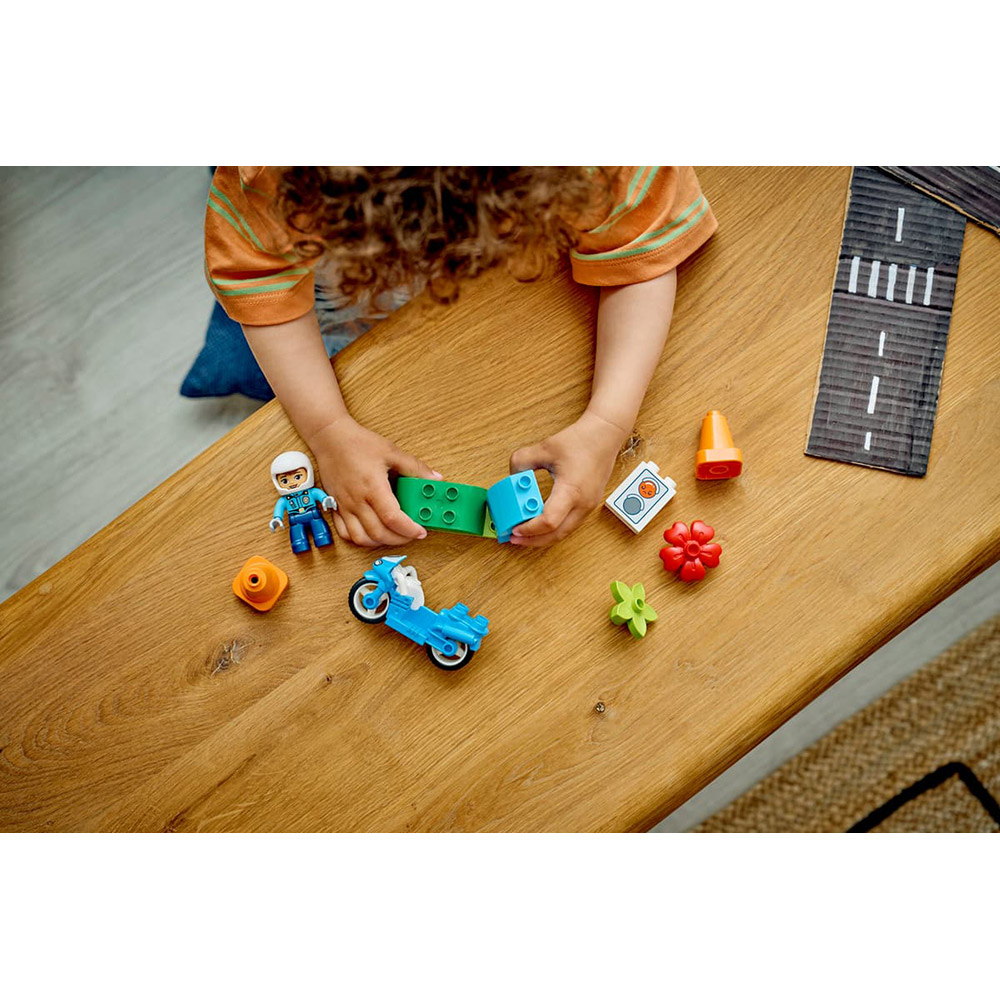 Зображення Конструктор LEGO DUPLO Town Синій поліцейський мотоцикл 11 деталей (10471)