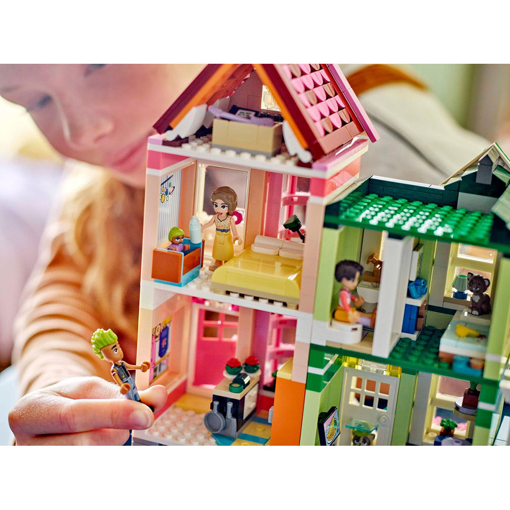 Замовити Конструктор LEGO Friends Хартлейк-Сіті. Квартири та магазини 2040 деталей (42670)