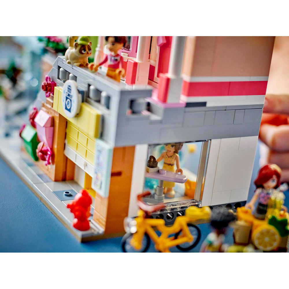 В Україні Конструктор LEGO Friends Хартлейк-Сіті. Квартири та магазини 2040 деталей (42670)