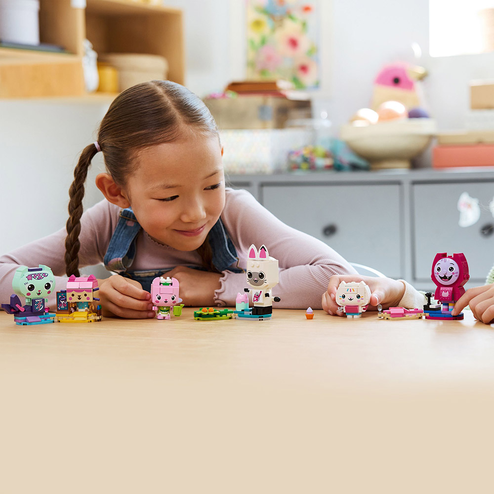 Конструктор LEGO Gabby's Dollhouse Друзі-кішки Габбі з кубиків 324 деталі (11215) Тематика герої фільмів і мультфільмів