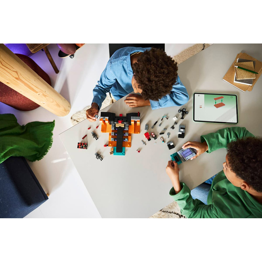 В Україні Конструктор LEGO Minecraft Битва за Візер 494 деталі (21590)