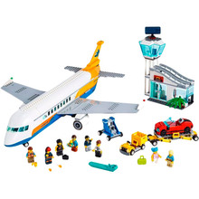Конструктор LEGO City Пасажирський літак 669 деталей (60262)