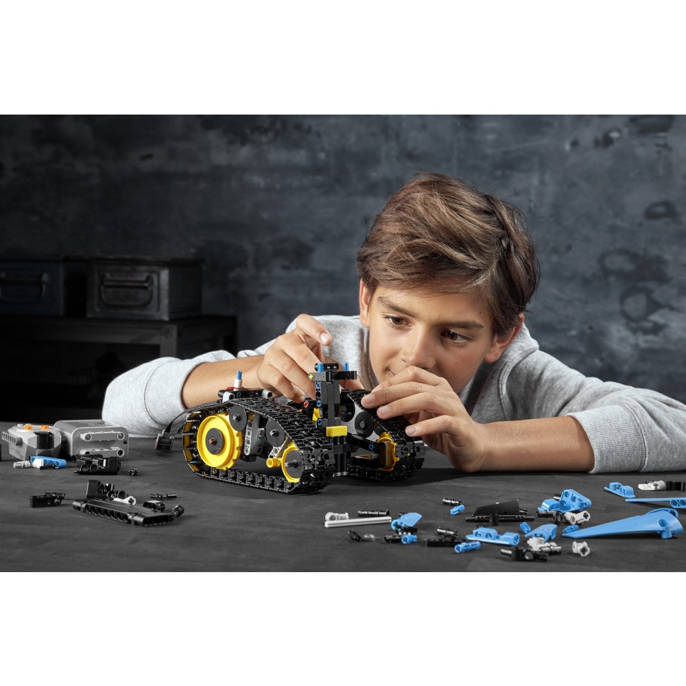 В Фокстрот Конструктор LEGO Technic Скоростной вездеход с ДУ 324 детали (42095)
