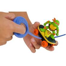 Игровой набор FUNRISE TMNT Черепашки-ниндзя классические Скейтбордист с лаунчером Микеланджело (71041)