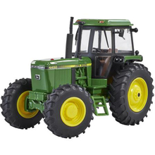 Модель BRITAINS John Deere 4450 1:32 (43364)